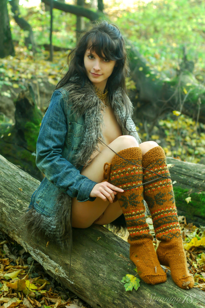 Голая в лесу молодая нудисточка демонстрирует свои прелести