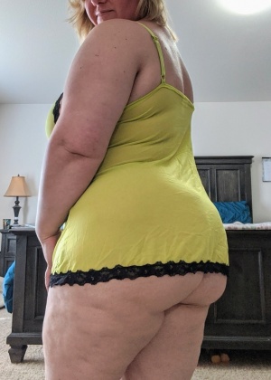 Красивая толстая девушка разделась на порно фото